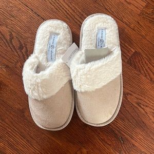 NEVER WORN! Chinese Laundry slip on slippers
